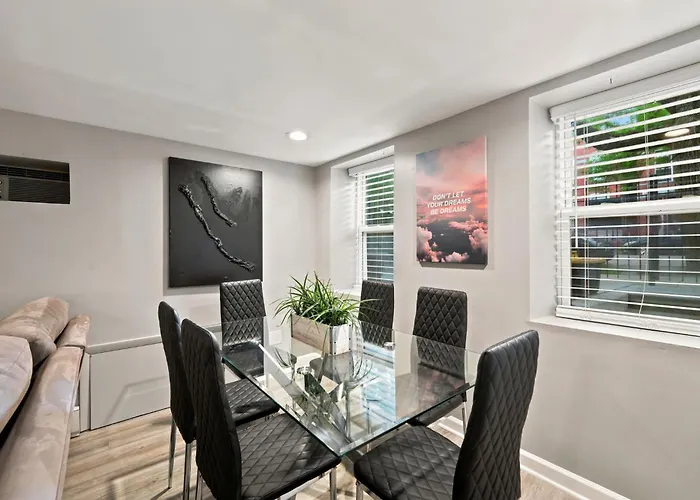 River West Retreat 2 Bedroom Garden Unit * Chicago